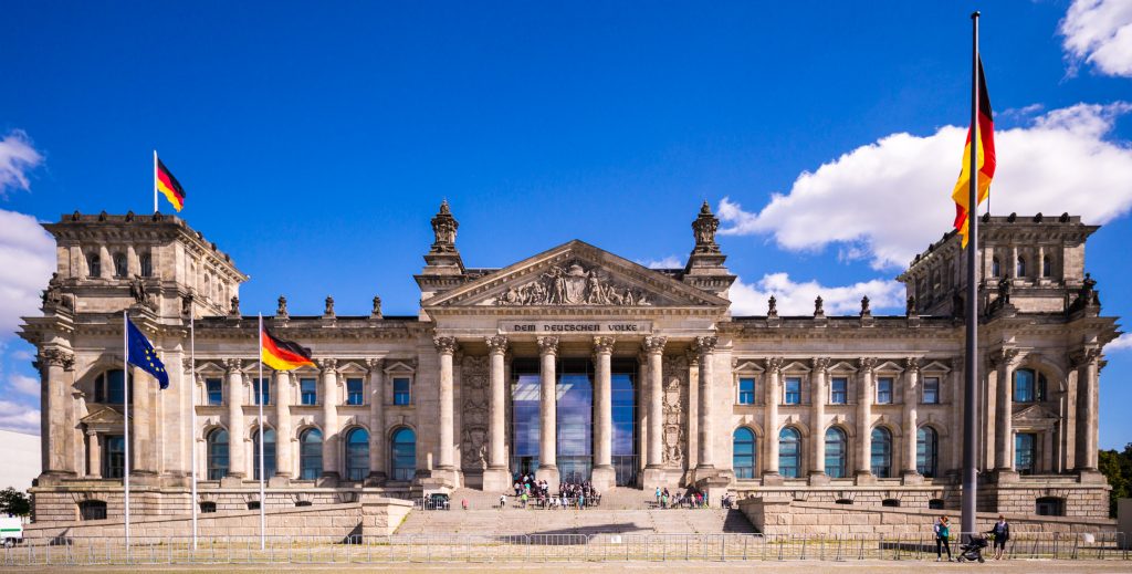 Das Reichstagsgebäude am Platz der Republik in Berlin