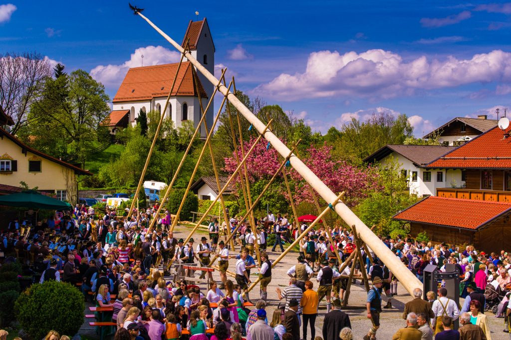 Maibaum-Aufstellung in Grainbach am 5. Mai 2013